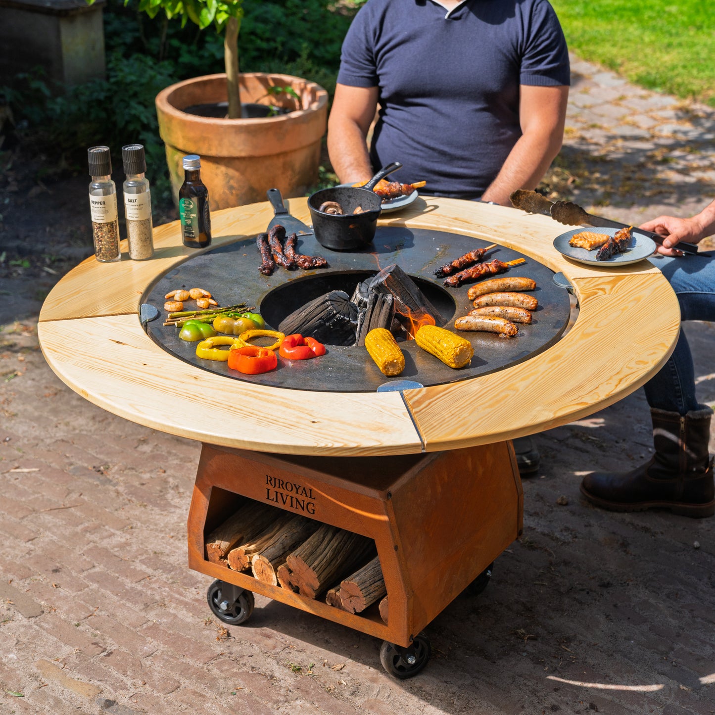BBQ Plancha Grill Brasero Vuurschaal Cortenstaal met Bakplaat Ø80cm en Mesa (Houten omranding) grote wielen, houtopslag