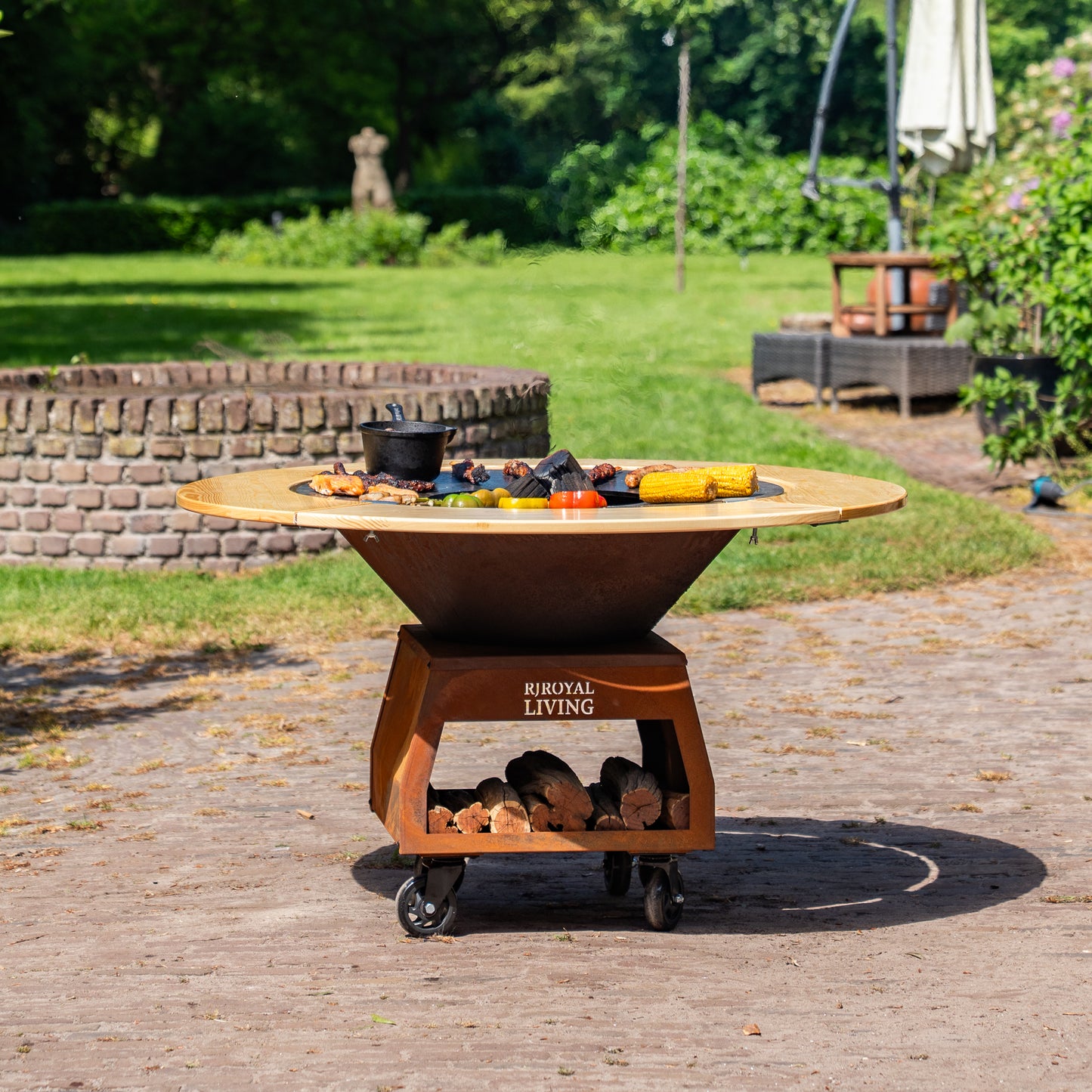 BBQ Plancha Grill Brasero Vuurschaal Cortenstaal met Bakplaat Ø80cm en Mesa (Houten omranding) grote wielen, houtopslag