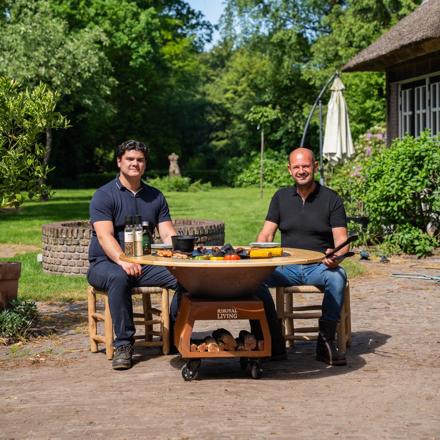 BBQ Plancha Grill Brasero Vuurschaal Cortenstaal met Bakplaat Ø80cm en Mesa (Houten omranding) grote wielen, houtopslag