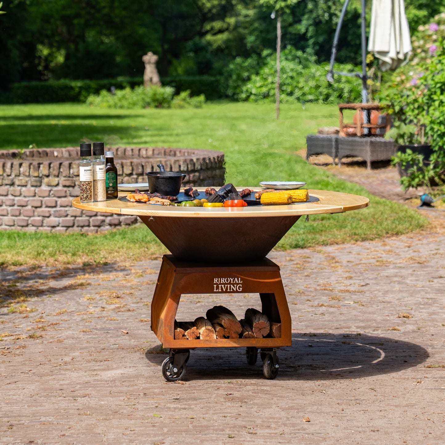 BBQ Plancha Grill Brasero Vuurschaal Cortenstaal met Bakplaat Ø80cm en Mesa (Houten omranding) grote wielen, houtopslag