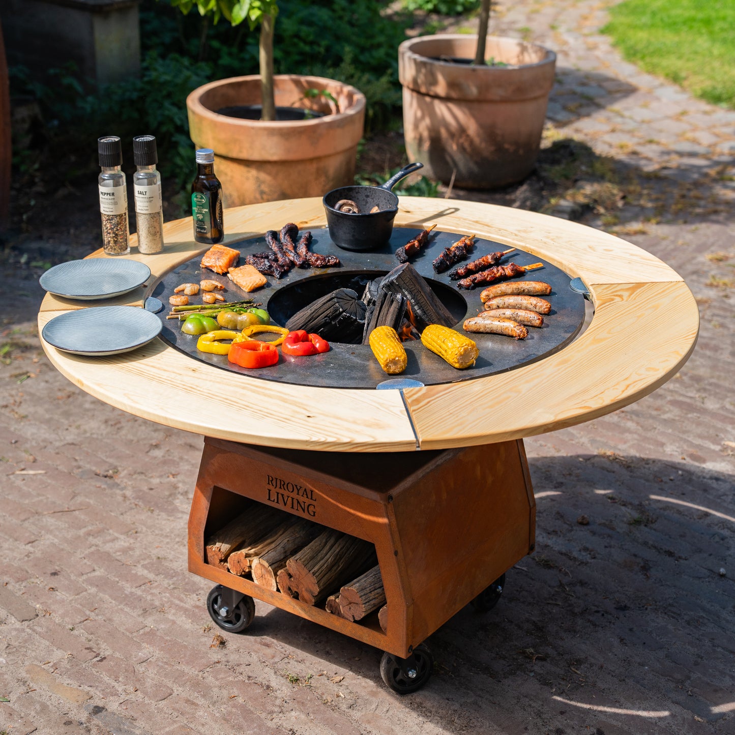 BBQ Plancha Grill Brasero Vuurschaal Cortenstaal met Bakplaat Ø80cm en Mesa (Houten omranding) grote wielen, houtopslag