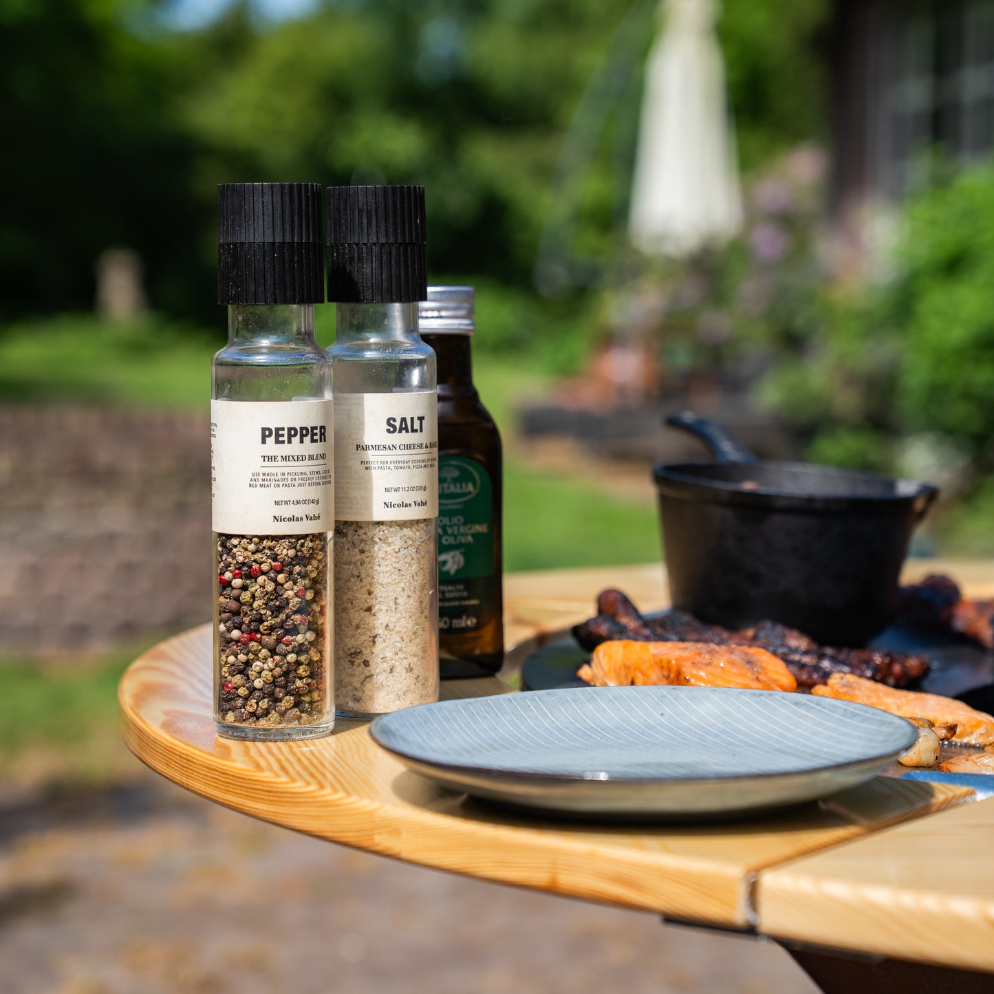 BBQ Plancha Grill Brasero Vuurschaal Cortenstaal met Bakplaat Ø80cm en Mesa (Houten omranding) grote wielen, houtopslag