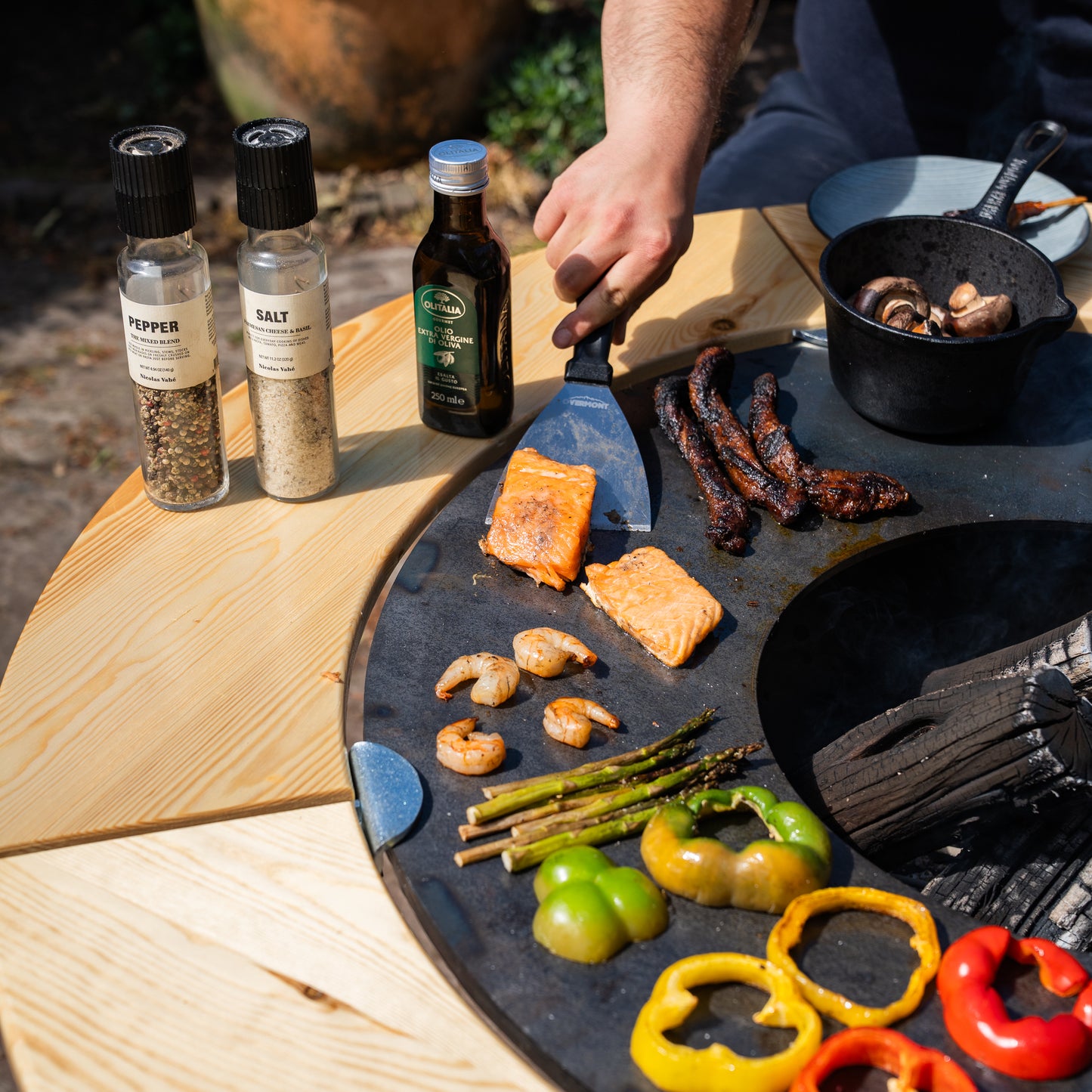 BBQ Plancha Grill Brasero Vuurschaal Cortenstaal met Bakplaat Ø80cm en Mesa (Houten omranding) grote wielen, houtopslag