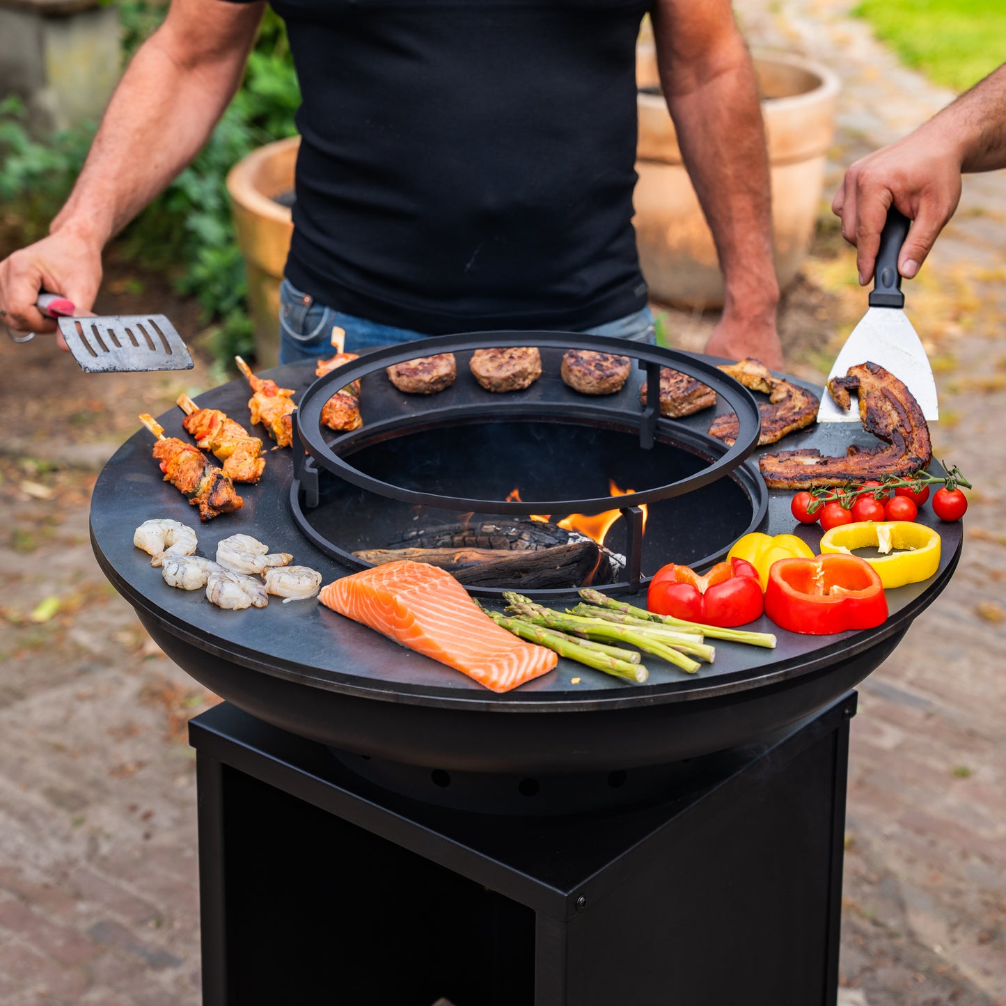 BBQ Plancha Grill Blackline 8mm Camarada 2.0 - Met pook en houtopslag Ø70cm