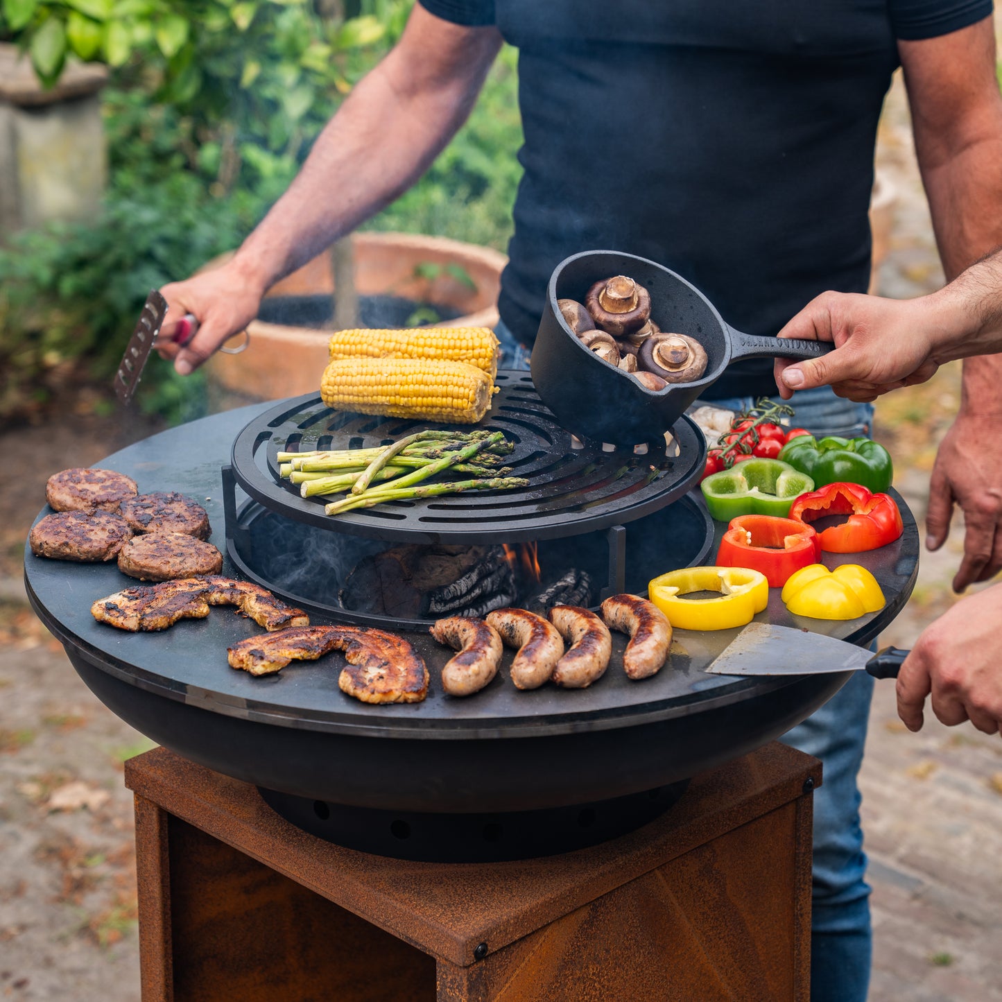 BBQ Plancha Grill Blackline Cortenstaal 8mm Camarada 2.0 - Met pook en houtopslag Ø70cm