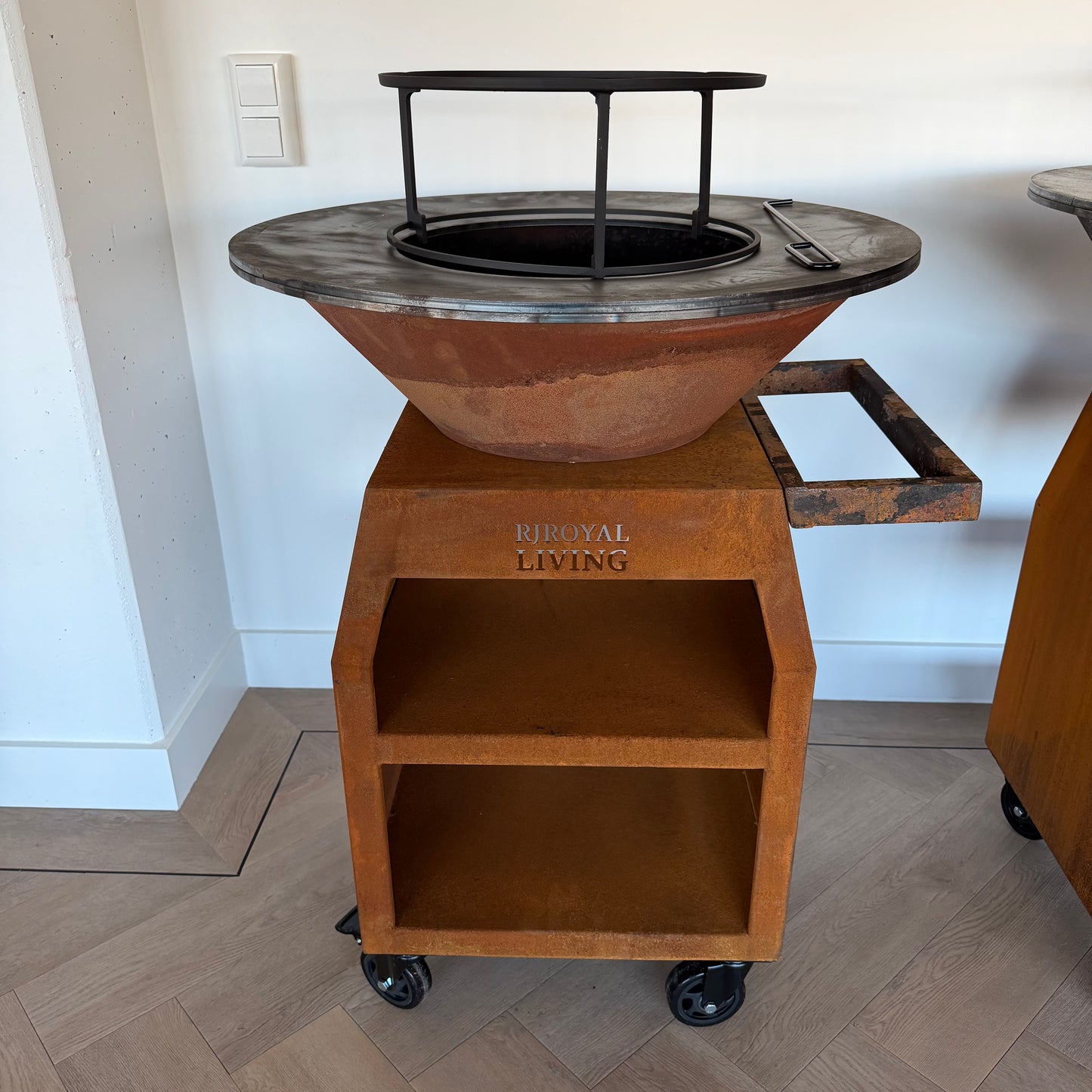 BBQ Plancha Grill Maestro Ø70cm Cortenstaal - Met Grote wielen en houtopslag