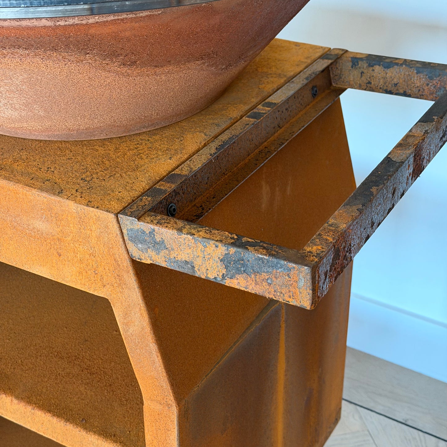 BBQ Plancha Grill Maestro Ø70cm Cortenstaal - Met Grote wielen en houtopslag