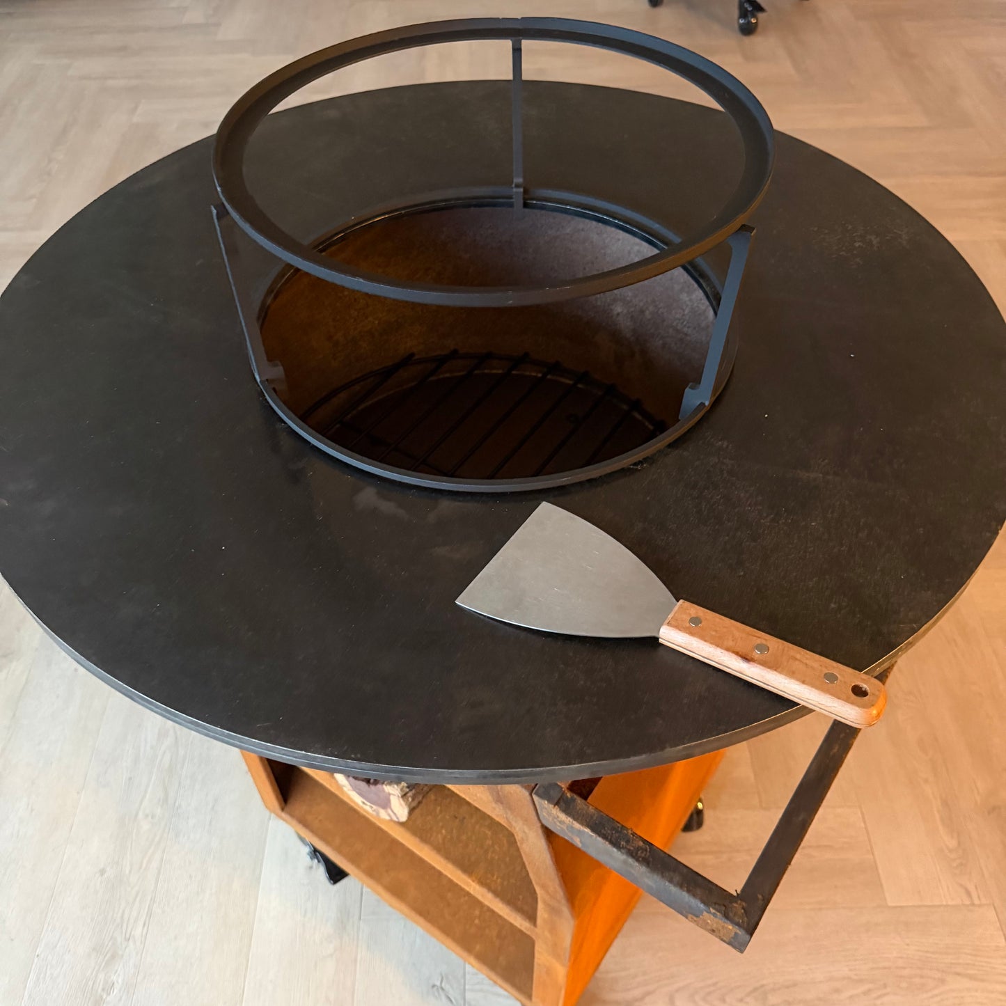 BBQ Plancha Grill Maestro XXL Ø80cm Cortenstaal - Met pook en houtopslag