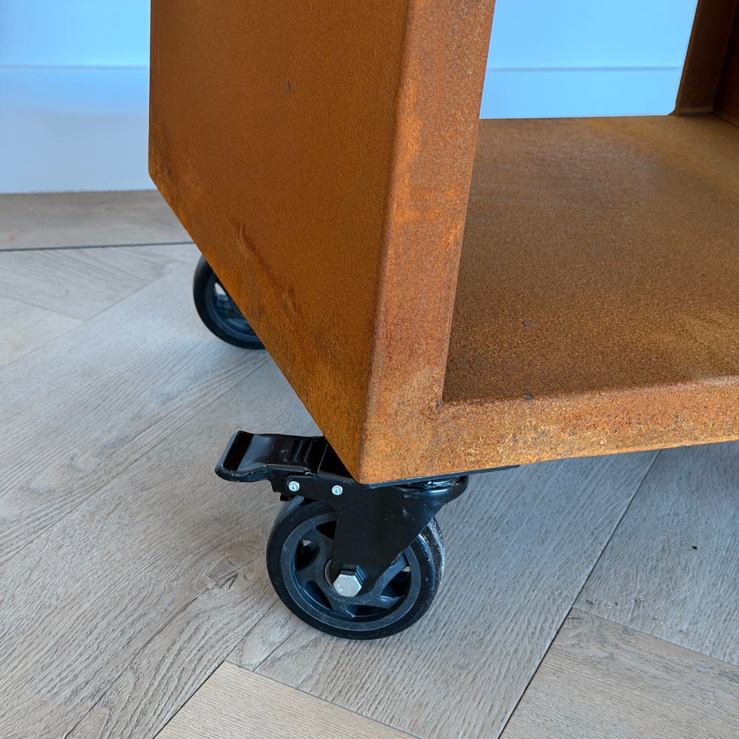 BBQ Plancha Grill Maestro Ø70cm Cortenstaal - Met Grote wielen en houtopslag