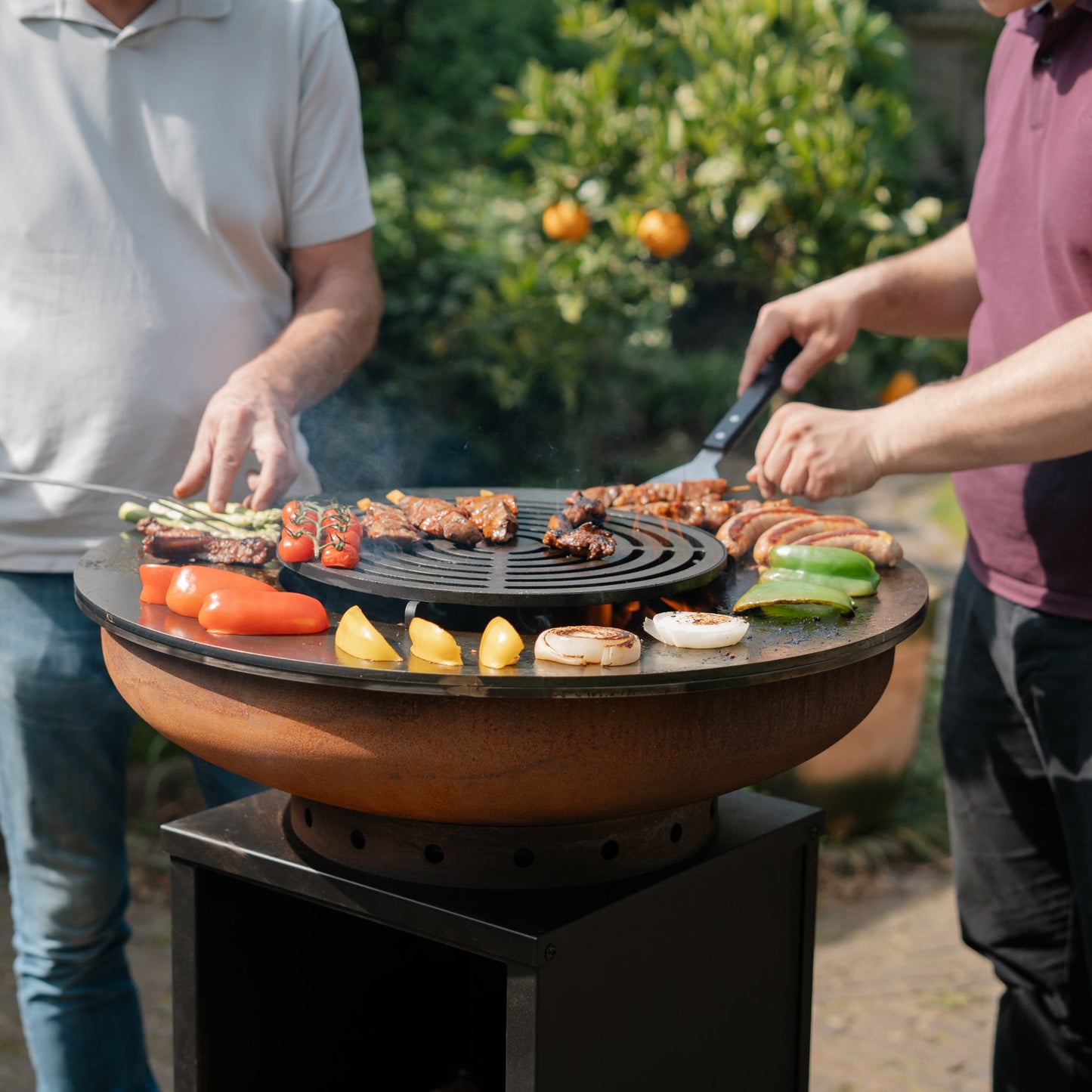 BBQ Plancha Grill Cortenstaal Blackline 8mm Camarada 2.0 - Met hoes en houtopslag Ø70cm