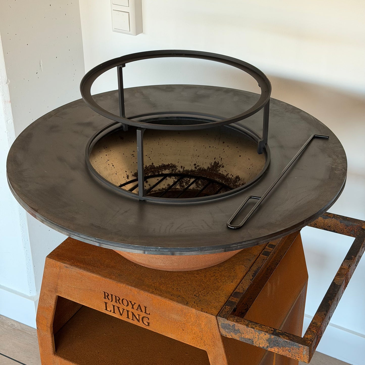 BBQ Plancha Grill Maestro Ø70cm Cortenstaal - Met Grote wielen en houtopslag