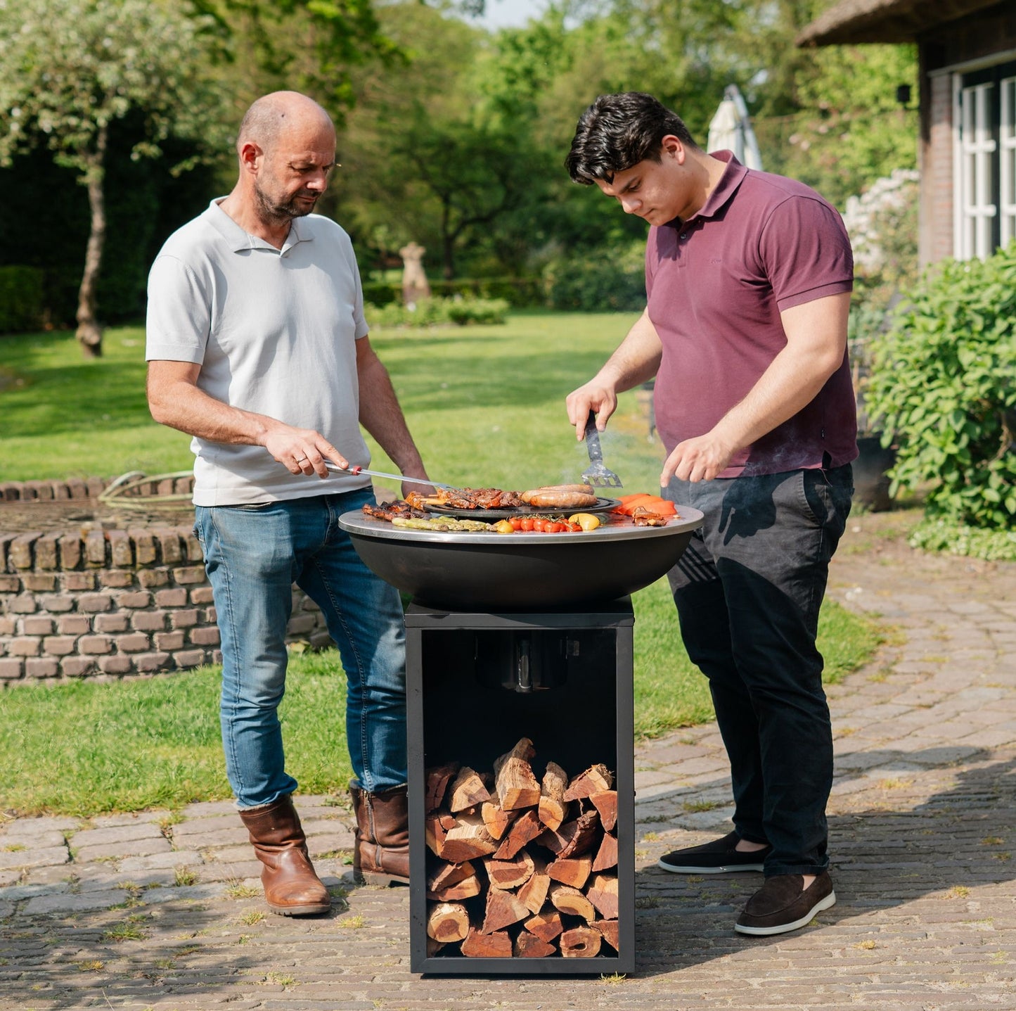 BBQ Plancha Grill Amigo - Met hoes en houtopslag Ø67cm