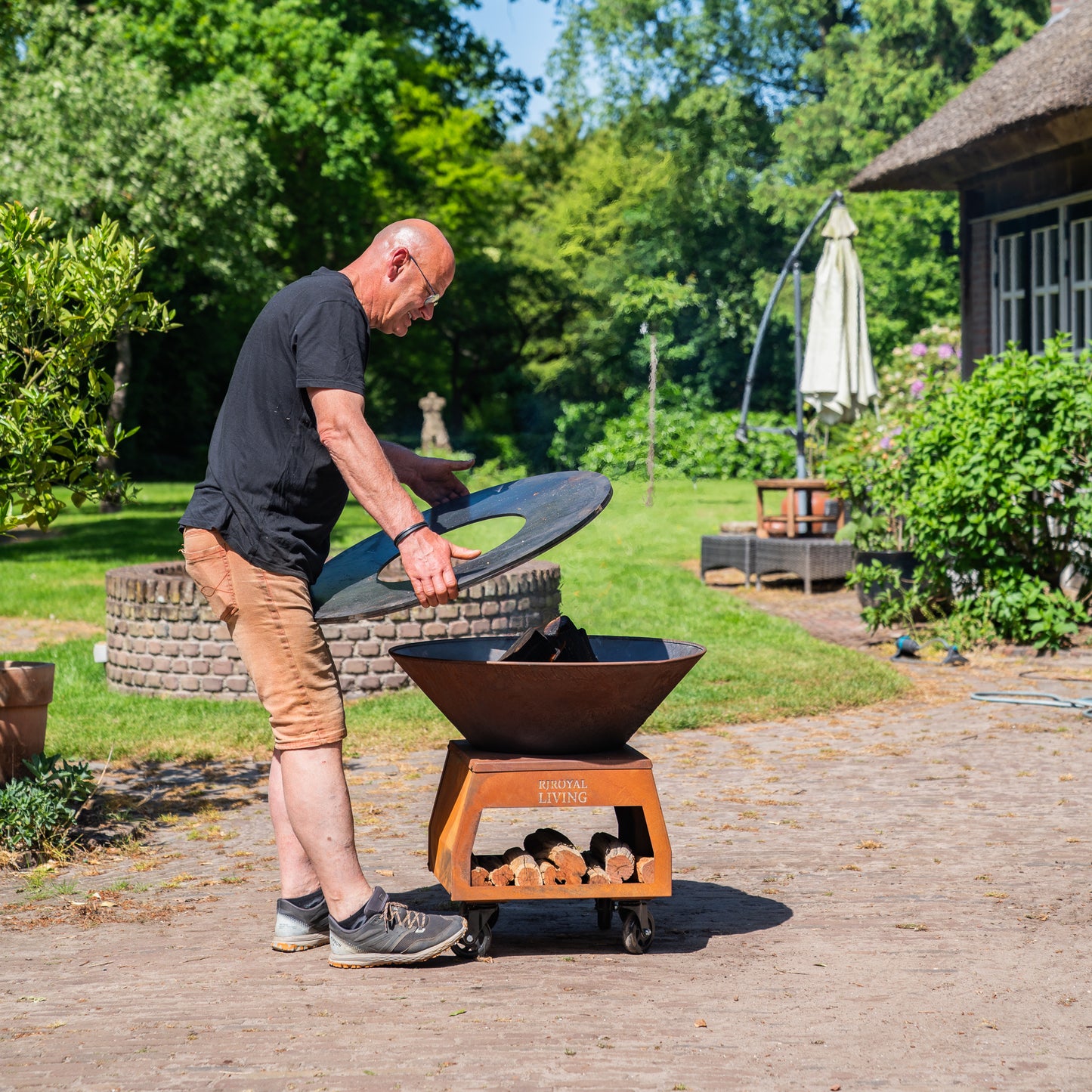 BBQ Plancha Grill Brasero Vuurschaal Cortenstaal met grote wielen, houtopslag en bakplaat Ø80cm