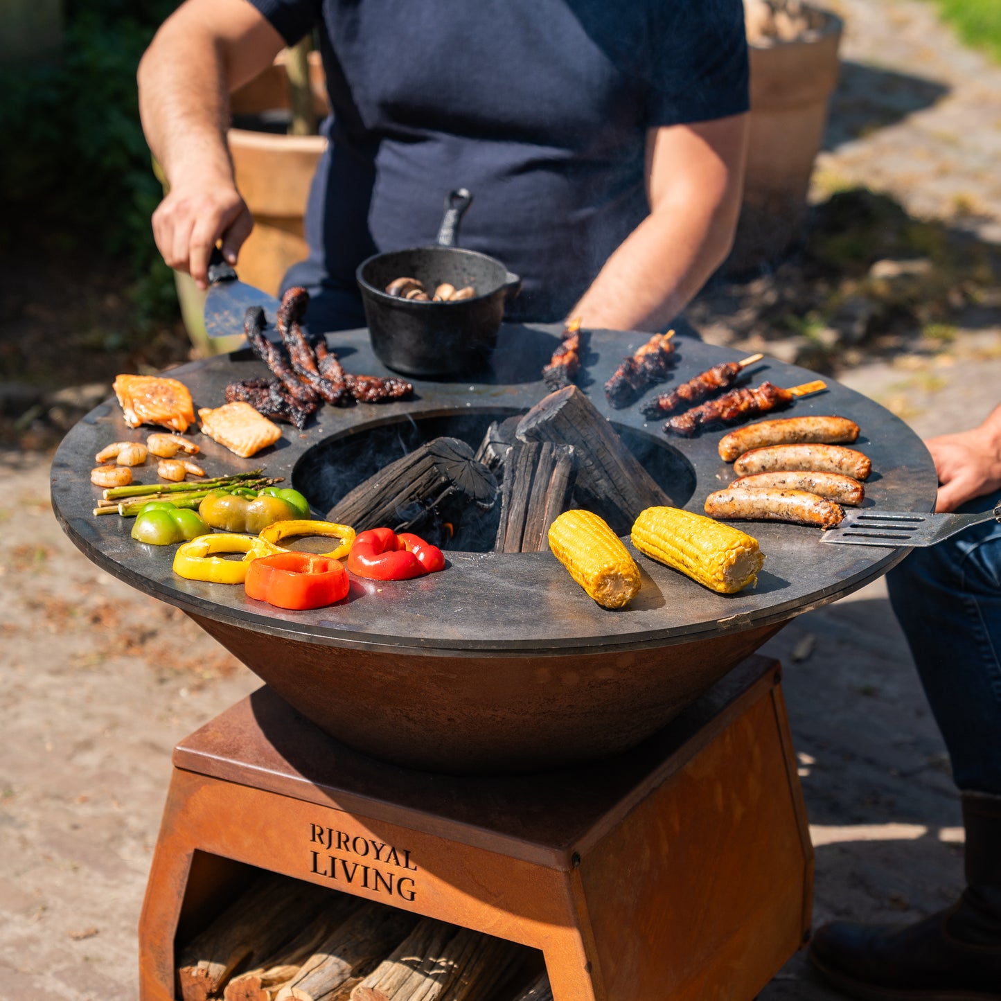BBQ Plancha Grill Brasero Vuurschaal Cortenstaal met grote wielen, houtopslag en bakplaat Ø80cm