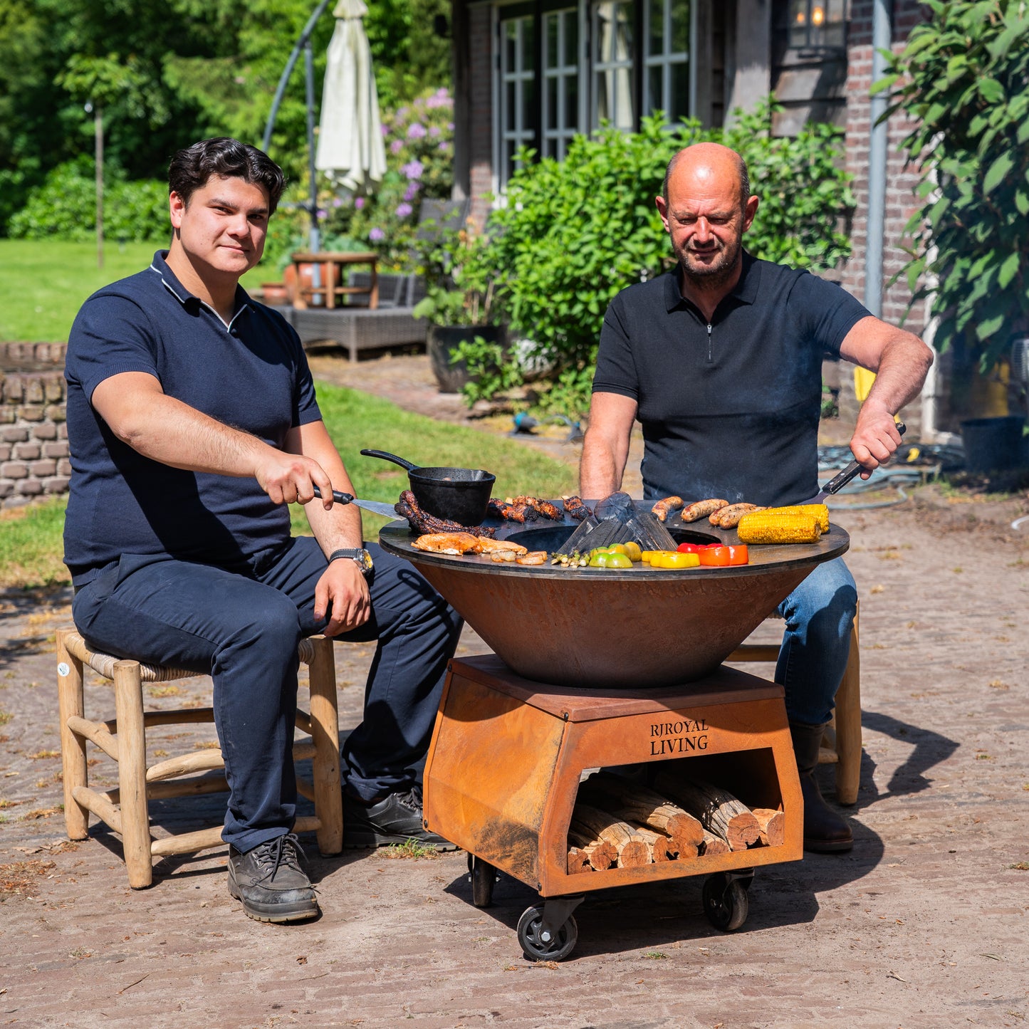 BBQ Plancha Grill Brasero Vuurschaal Cortenstaal met grote wielen, houtopslag en bakplaat Ø80cm