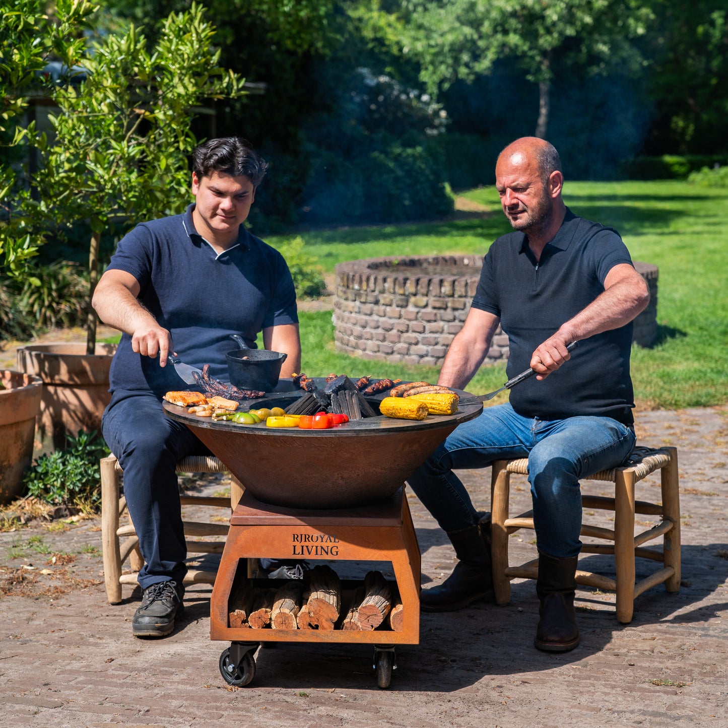 BBQ Plancha Grill Brasero Vuurschaal Cortenstaal met grote wielen, houtopslag en bakplaat Ø80cm