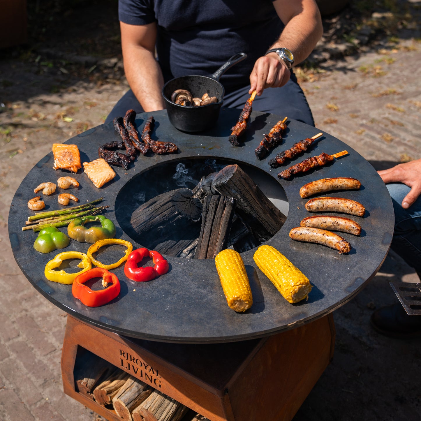 BBQ Plancha Grill Brasero Vuurschaal Cortenstaal met grote wielen, houtopslag en bakplaat Ø80cm