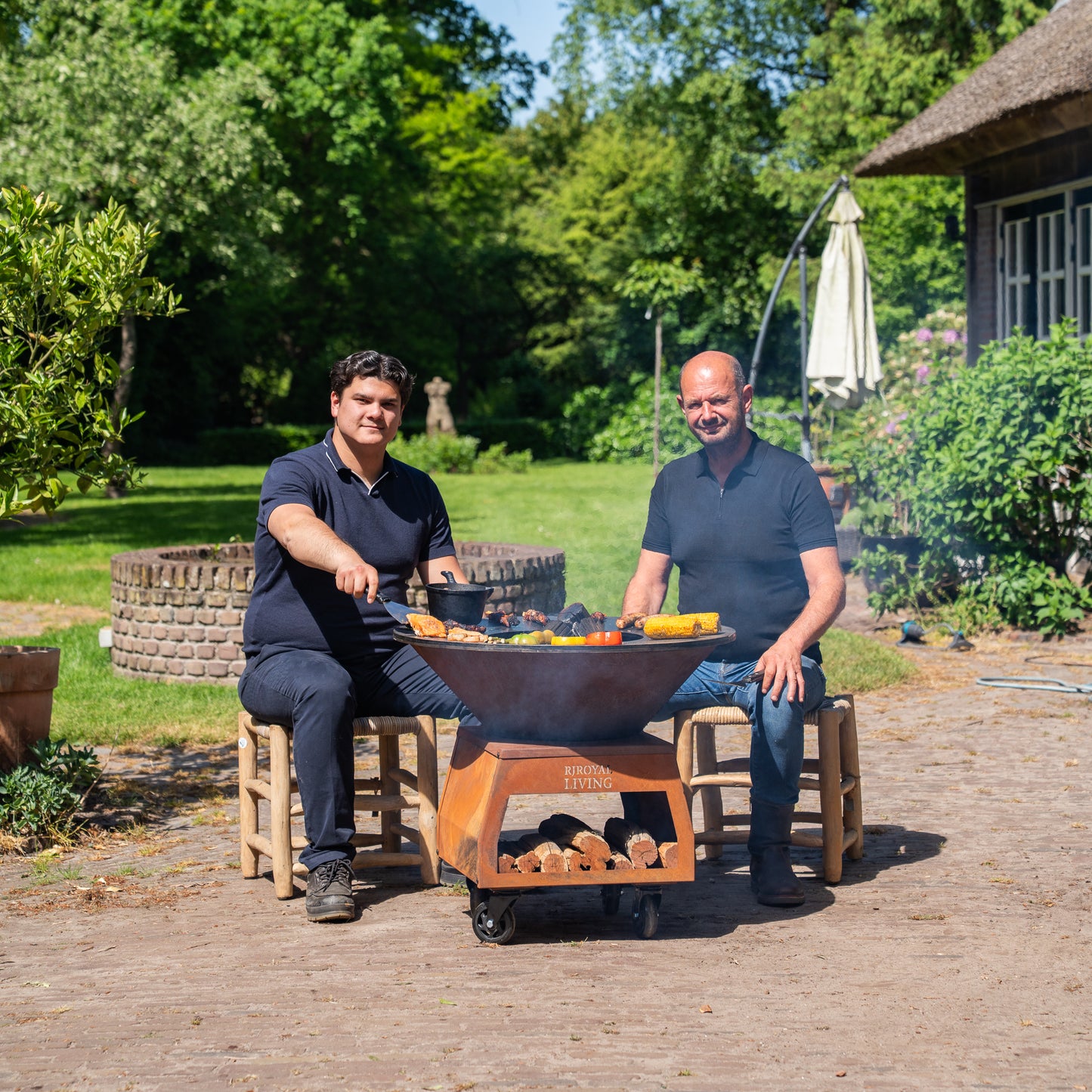 BBQ Plancha Grill Brasero Vuurschaal Cortenstaal met grote wielen, houtopslag en bakplaat Ø80cm
