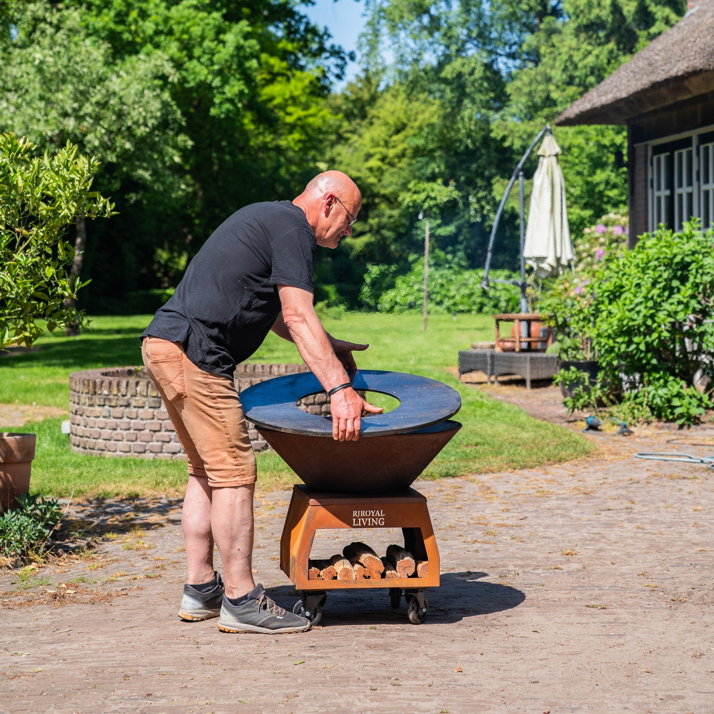BBQ Plancha Grill Brasero Vuurschaal Cortenstaal met grote wielen, houtopslag en bakplaat Ø80cm