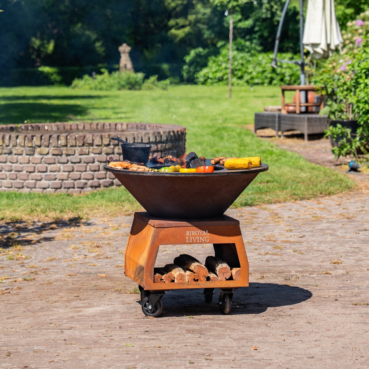 BBQ Plancha Grill Brasero Vuurschaal Cortenstaal met grote wielen, houtopslag en bakplaat Ø80cm