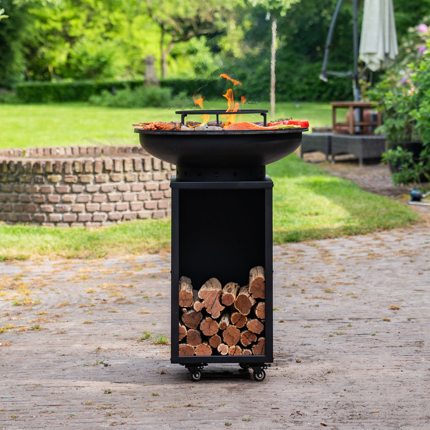BBQ Plancha Grill Blackline 8mm Camarada 2.0 - Met pook en houtopslag Ø70cm