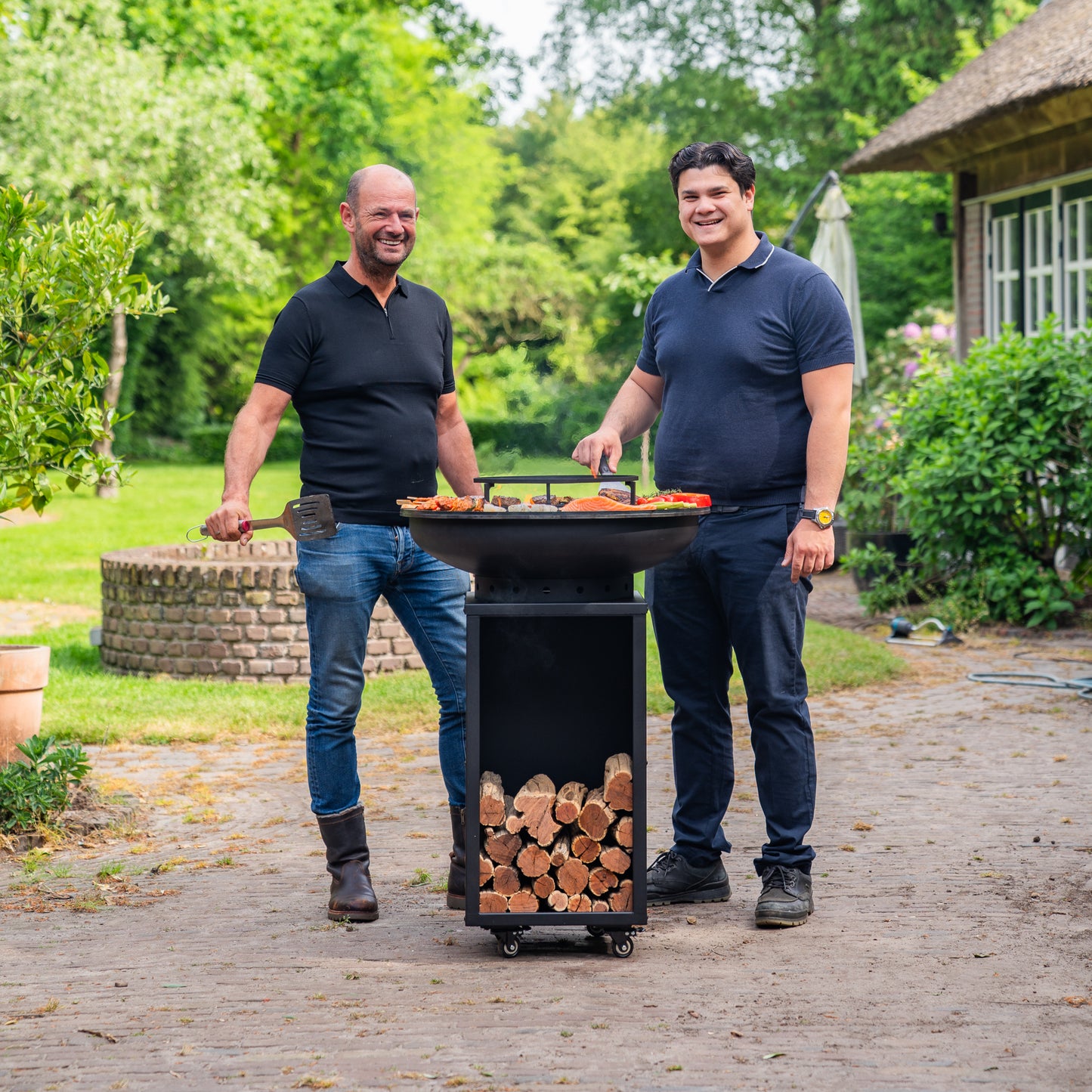 BBQ Plancha Grill Blackline 8mm Camarada 2.0 - Met pook en houtopslag Ø70cm