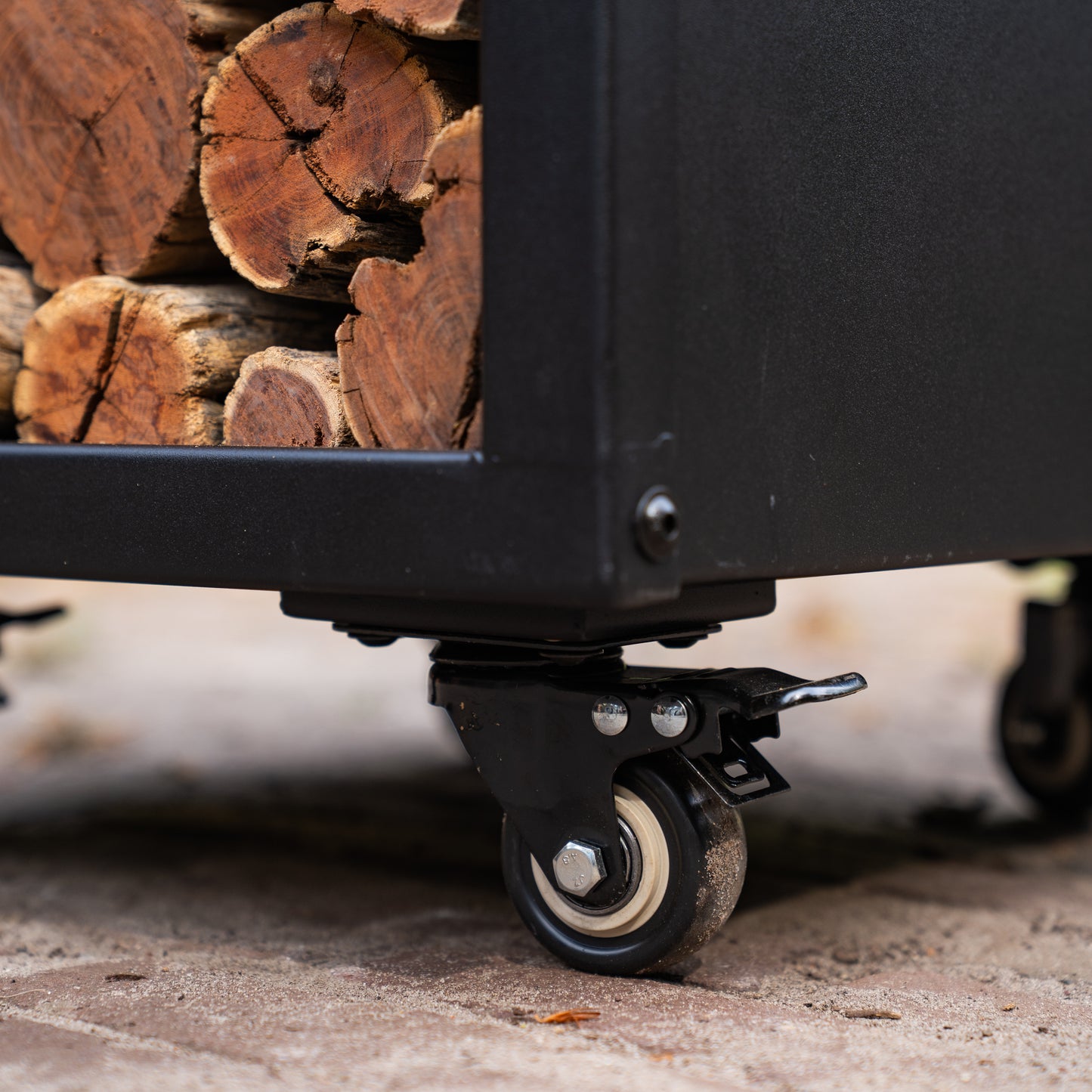 BBQ Plancha Grill Blackline 8mm Camarada 2.0 - Met pook en houtopslag Ø70cm