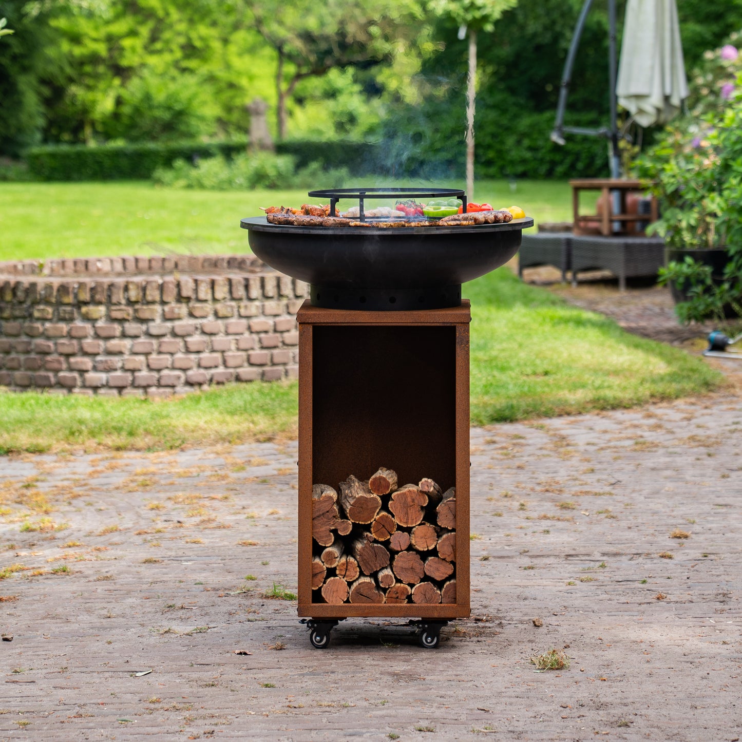 BBQ Plancha Grill Blackline Cortenstaal 8mm Camarada 2.0 - Met pook en houtopslag Ø70cm