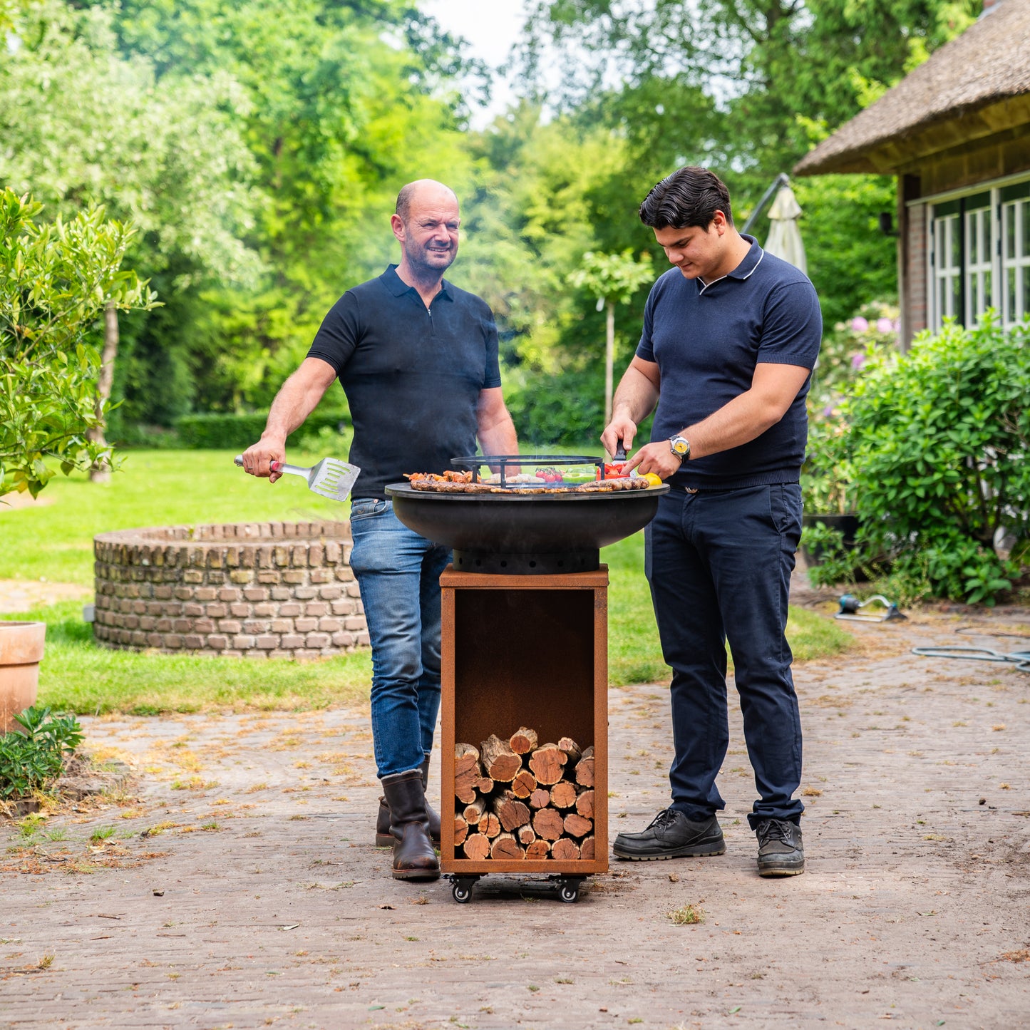 BBQ Plancha Grill Blackline Cortenstaal 8mm Camarada 2.0 - Met pook en houtopslag Ø70cm