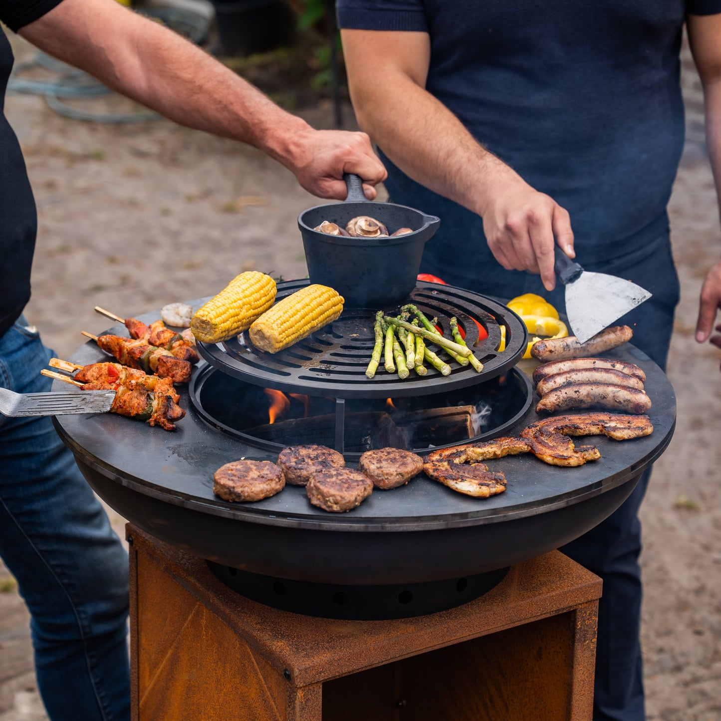 BBQ Plancha Grill Blackline Cortenstaal 8mm Camarada 2.0 - Met pook en houtopslag Ø70cm