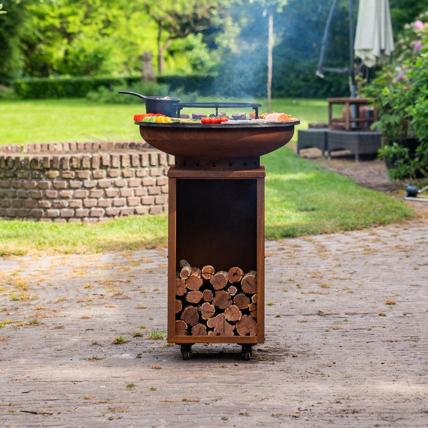 BBQ Plancha Grill Cortenstaal 8mm Camarada 2.0 - Met pook houtopslag Ø70cm