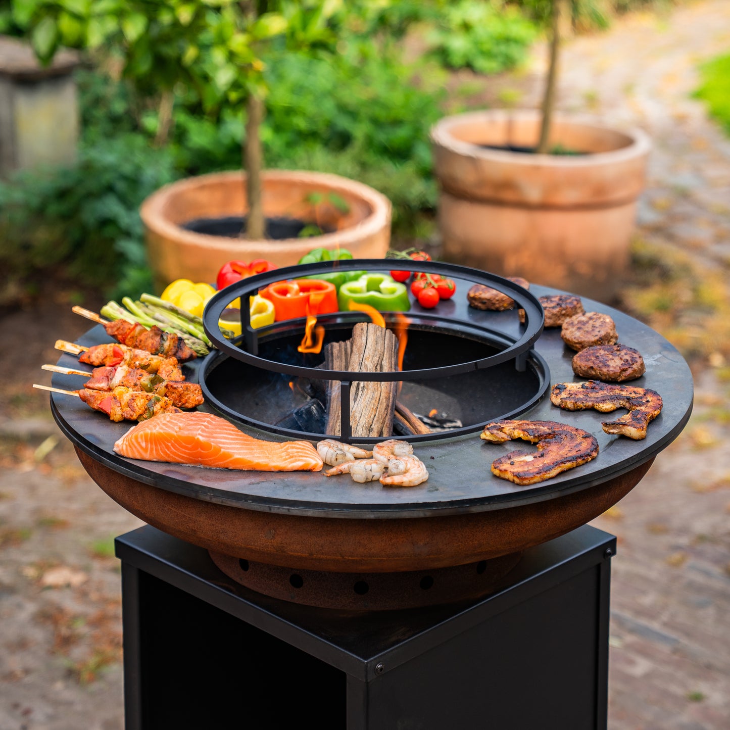 BBQ Plancha Grill Cortenstaal Blackline 8mm Camarada 2.0 - Met pook en houtopslag Ø70cm