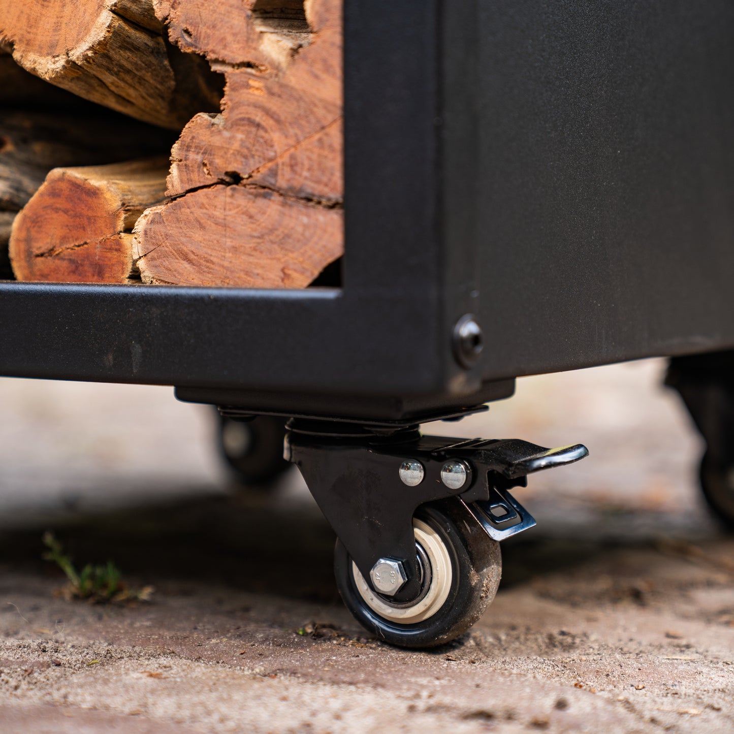 BBQ Plancha Grill Cortenstaal Blackline 8mm Camarada 2.0 - Met pook en houtopslag Ø70cm