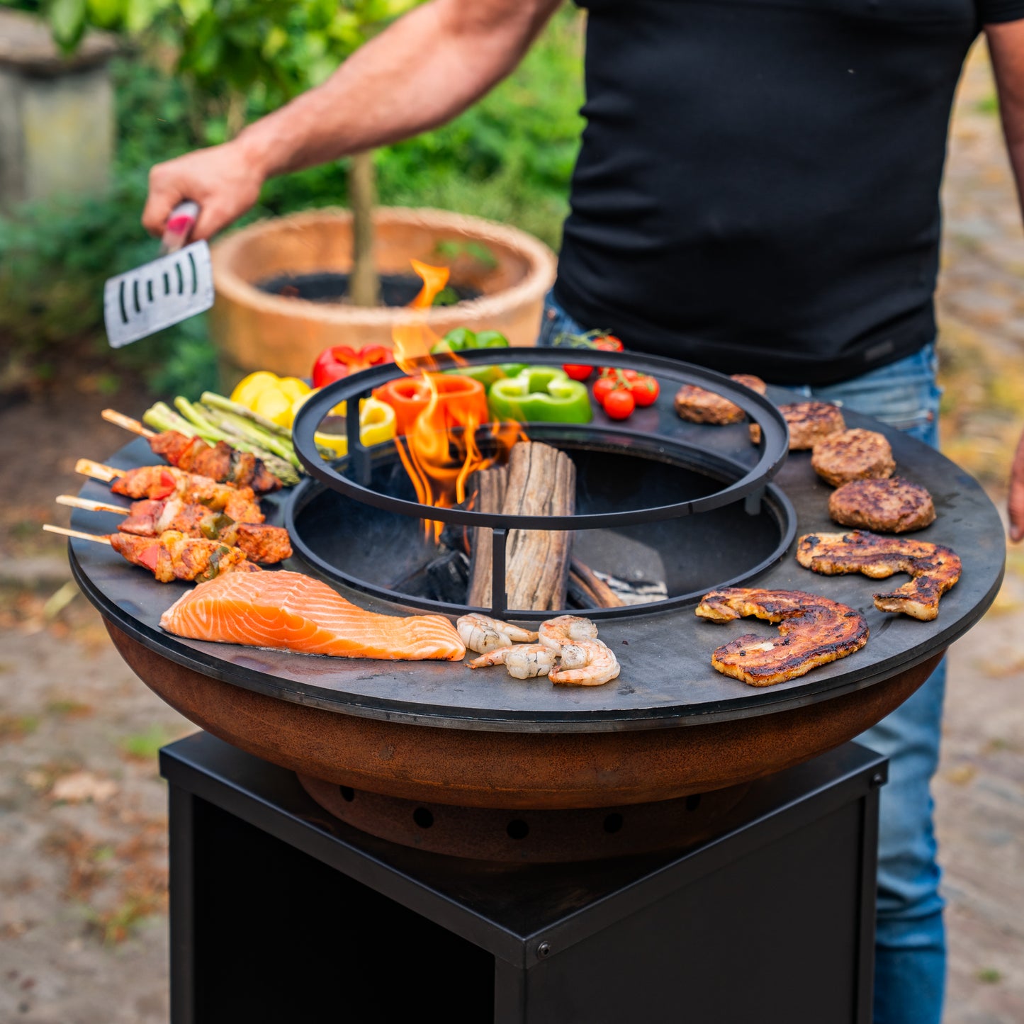 BBQ Plancha Grill Cortenstaal Blackline 8mm Camarada 2.0 - Met pook en houtopslag Ø70cm