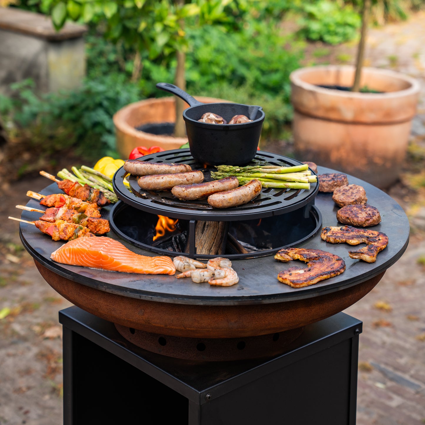 BBQ Plancha Grill Cortenstaal Blackline 8mm Camarada 2.0 - Met pook en houtopslag Ø70cm