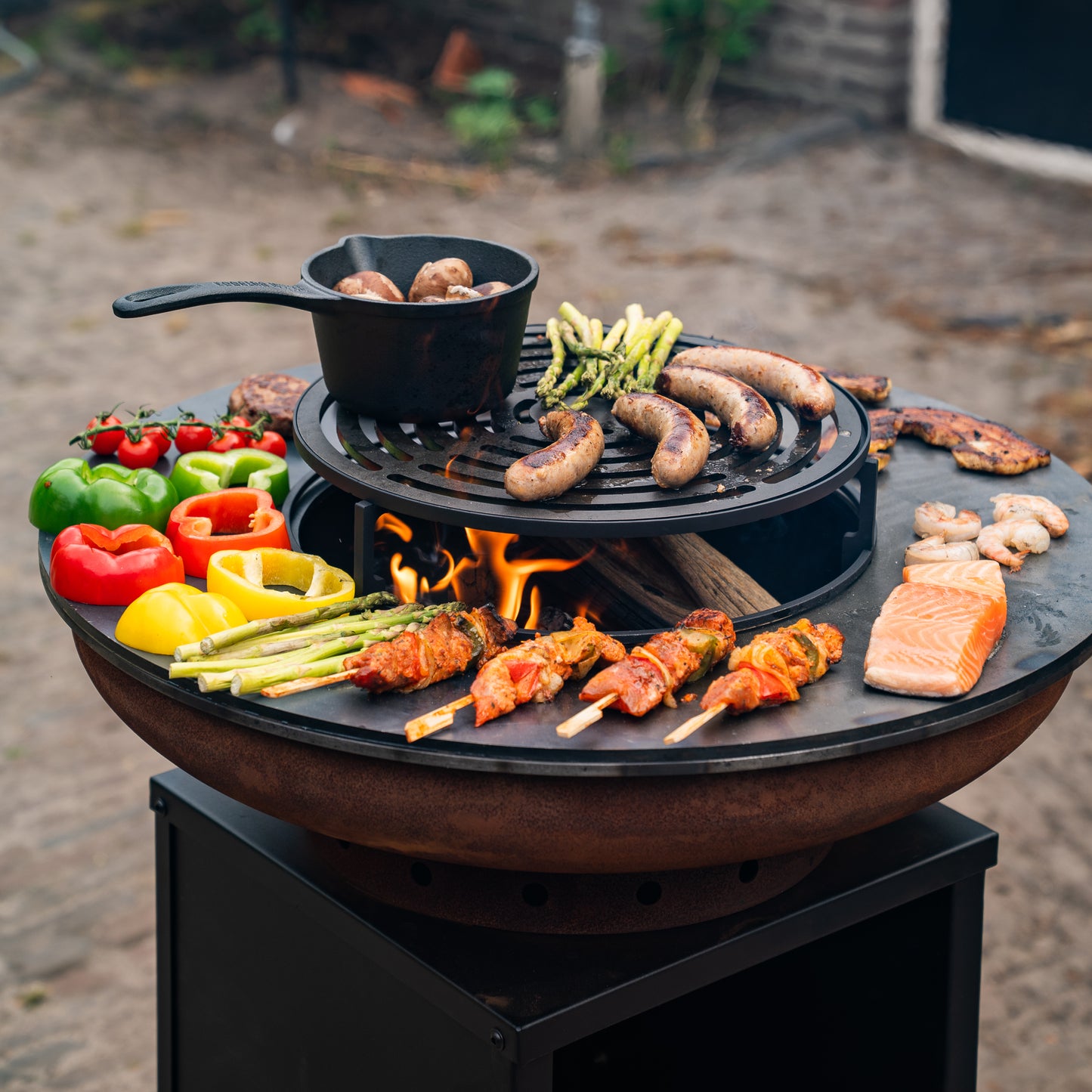 BBQ Plancha Grill Cortenstaal Blackline 8mm Camarada 2.0 - Met pook en houtopslag Ø70cm