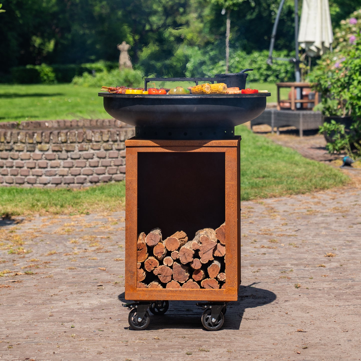 BBQ Plancha Grill Hermano XXL Blackline Cortenstaal - Met pook en houtopslag Ø80cm 8mm