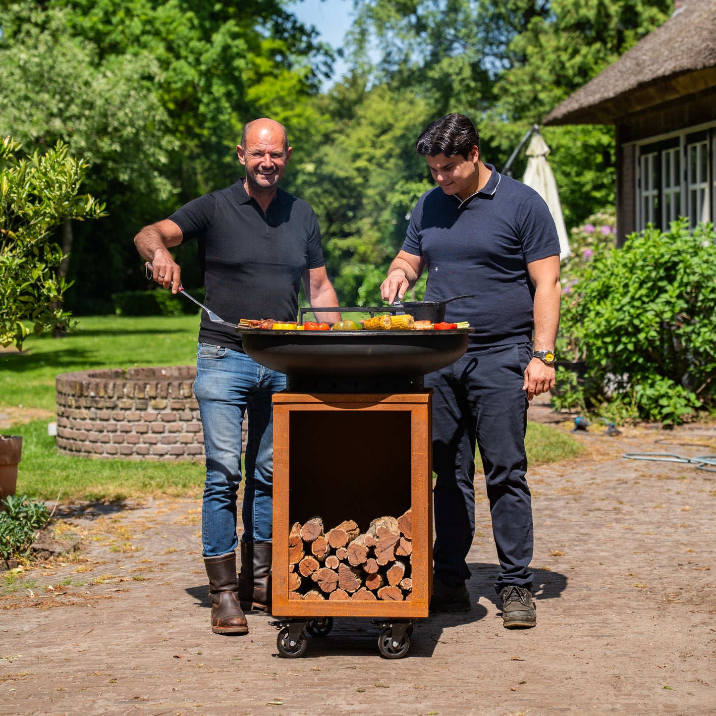 BBQ Plancha Grill Hermano XXL Blackline Cortenstaal - Met pook en houtopslag Ø80cm 8mm
