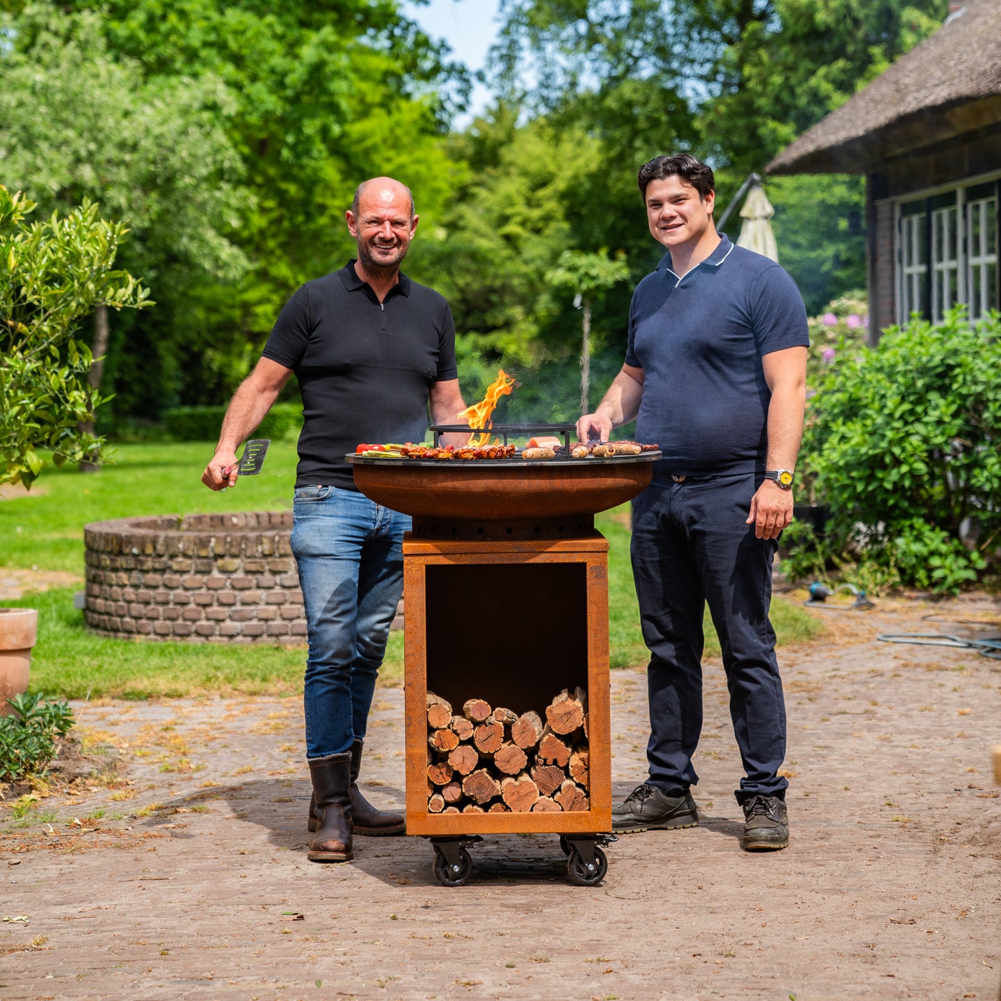 BBQ Plancha Grill Hermano XXL Cortenstaal - Met pook en houtopslag Ø80cm 8mm