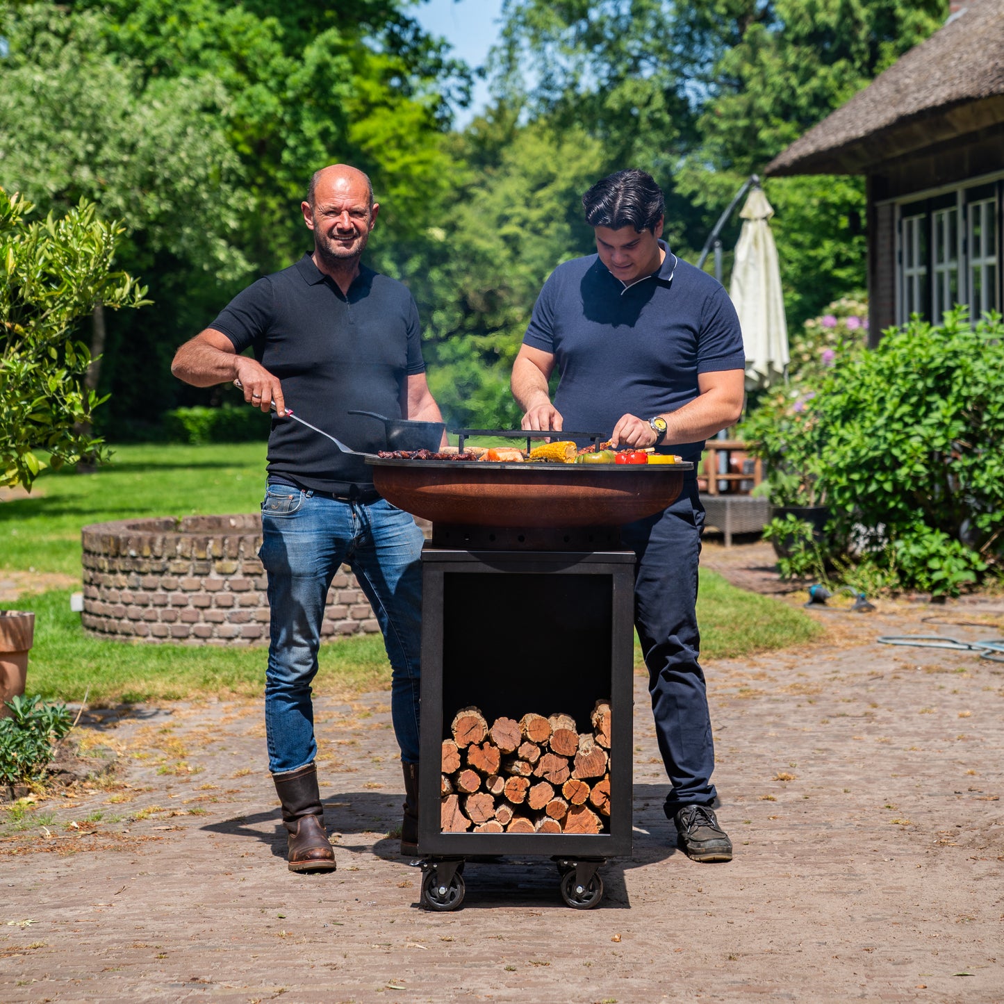 BBQ Plancha Grill Hermano XXL Cortenstaal Blackline - Met pook en houtopslag Ø80cm 8mm