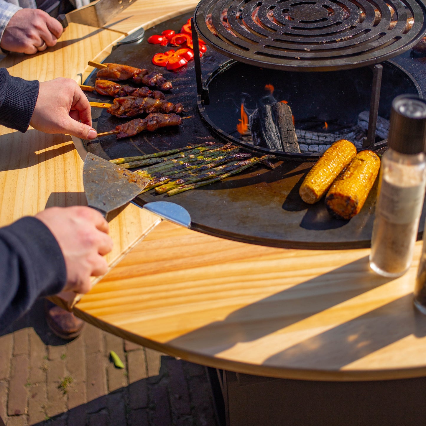 BBQ Plancha Grill Maestro XXL Ø80cm Blackline - Met Houten Omranding Mesa