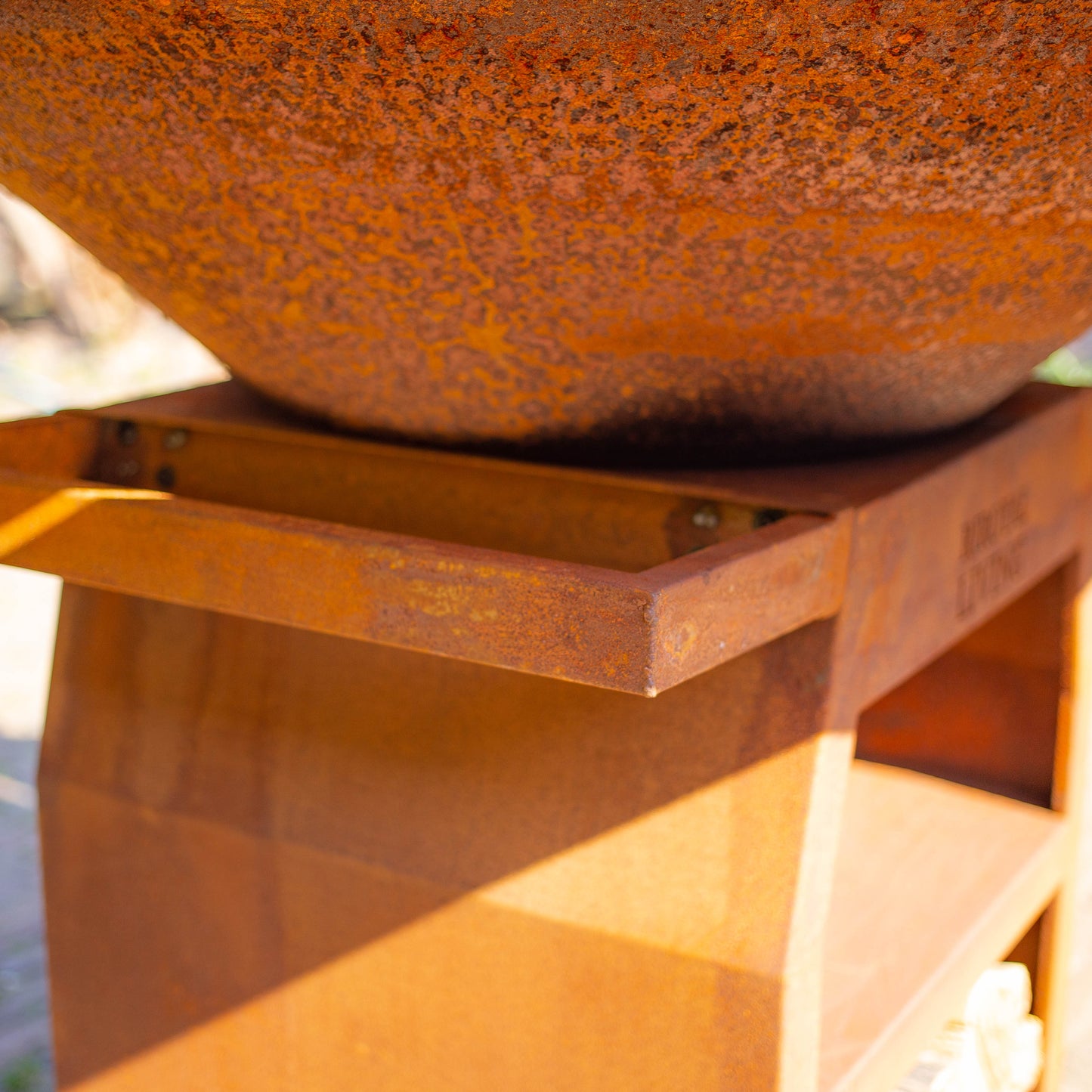 BBQ Plancha Grill Maestro XXXL Ø100cm Cortenstaal - Met Grote wielen en houtopslag