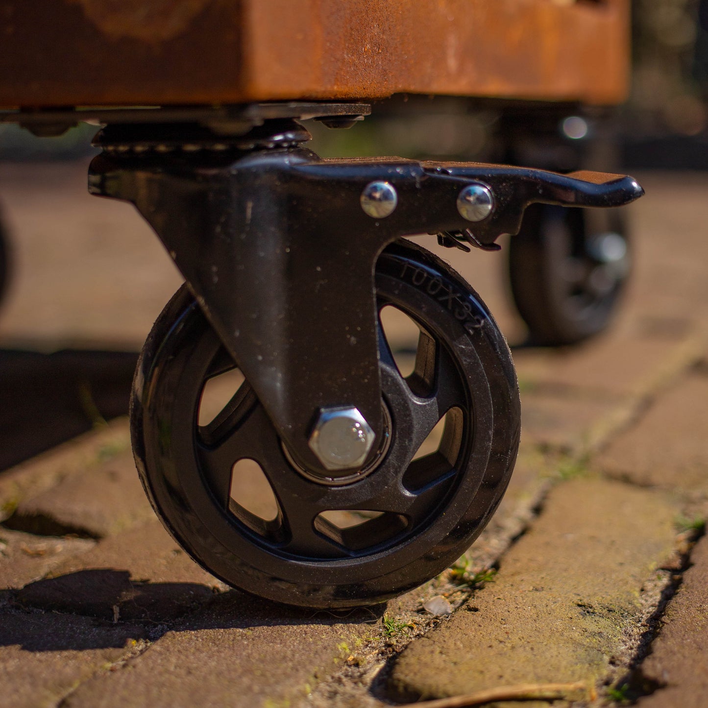 BBQ Plancha Grill Maestro XXXL Ø100cm Cortenstaal - Met Grote wielen en houtopslag