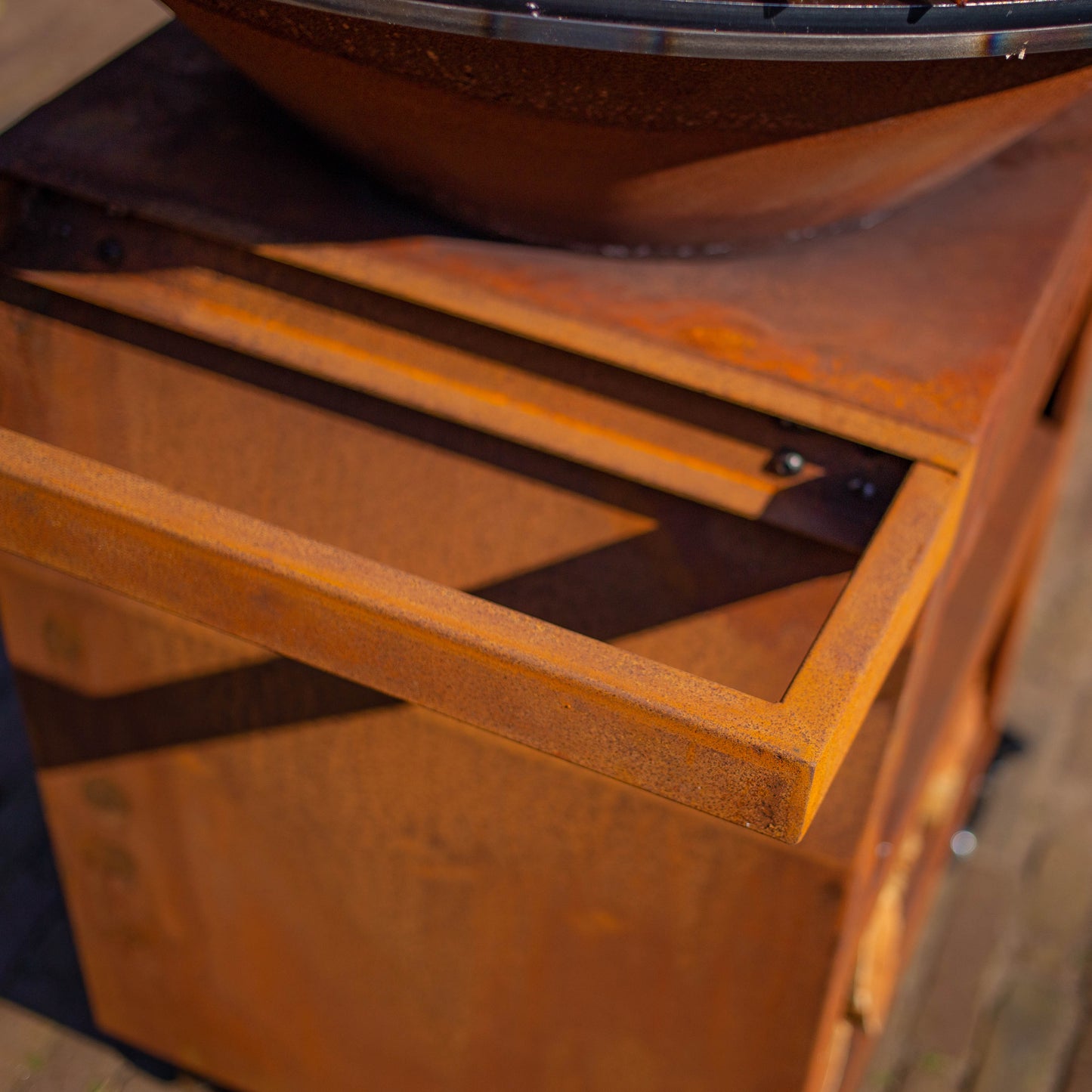 BBQ Plancha Grill Maestro Ø70cm Cortenstaal - Met Grote wielen en houtopslag