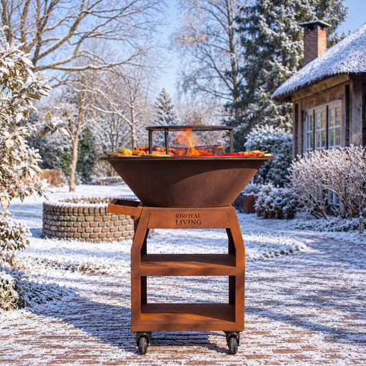 RJRoyal Living Maestro Smokeless XXL 80 cm Cortenstaal in besneeuwde tuin